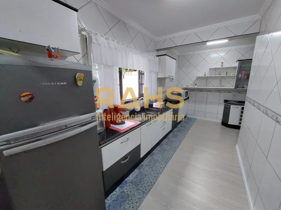 Imagem Lindo sobrado, totalmente averbado, com muito espaço e charme, sua área privativa de 175m² em um ...