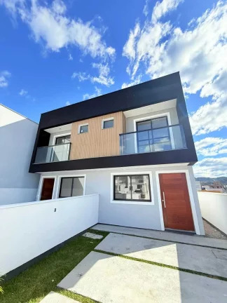 Imagem Sobrado de alto padrão com 2 suítes e 2 vagas de garagem em Palhoça/SC
