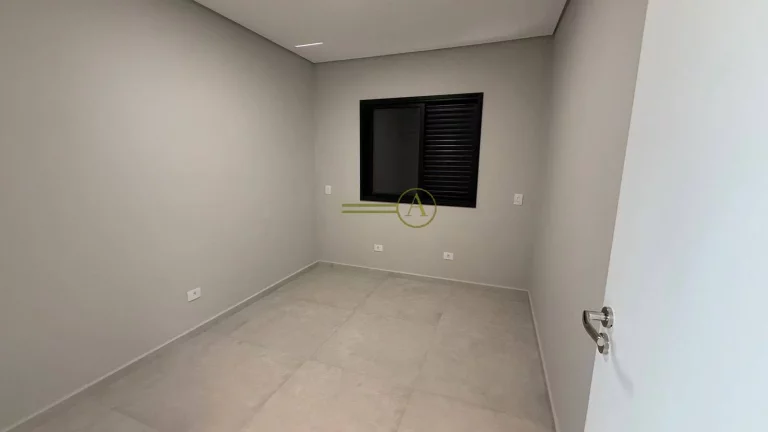Imagem Lindo sobrado à venda novíssima e com planejado, apenas 600 metros da praia