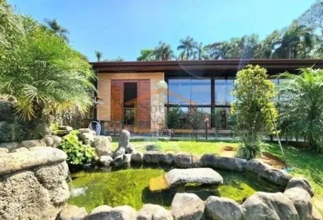 Imagem Casa de alto padrão com 178m² de área construída em terreno de 1.208m², localizada em condomín...