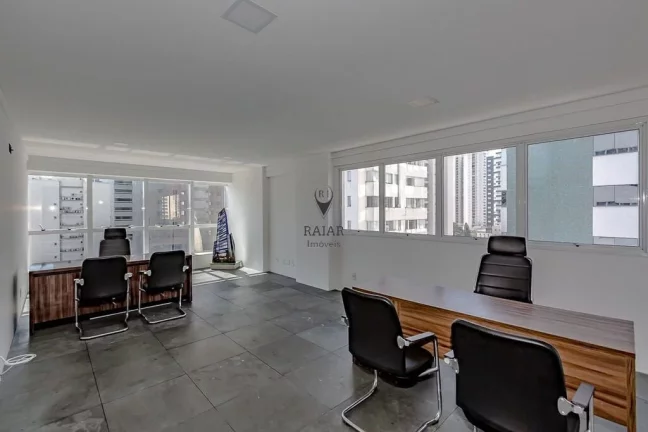 Imagem Galli Center situa-se em uma área comercial de Balneário Camboriú, 2 elevadores sendo 1 para maca...