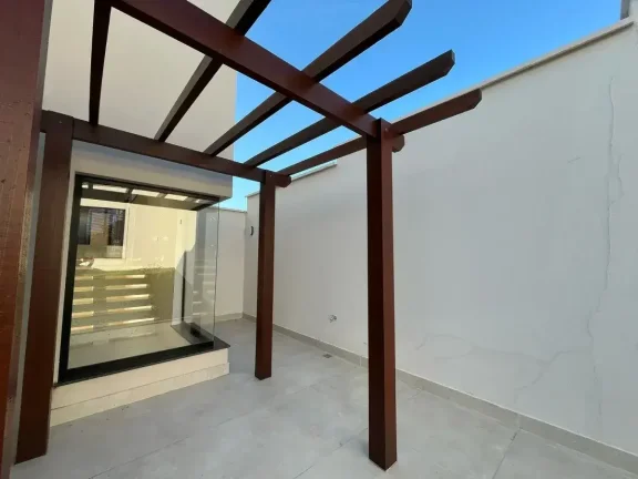 Imagem Casa Nova de Alto Padrão à Venda em Condomínio Tranquilo