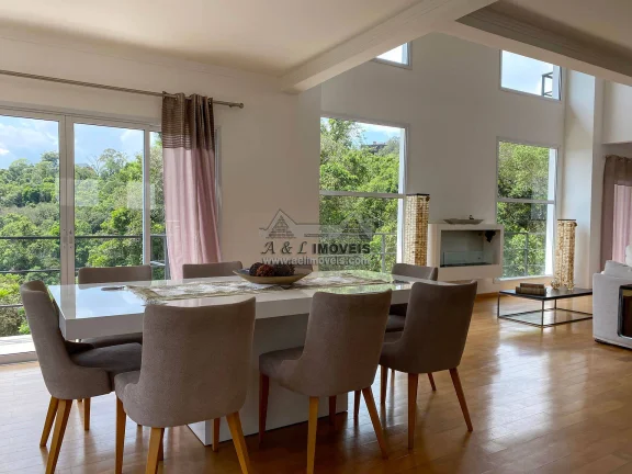 Imagem Casa à venda em Campos do Jordão – Com 4 dormitórios e vista exuberante