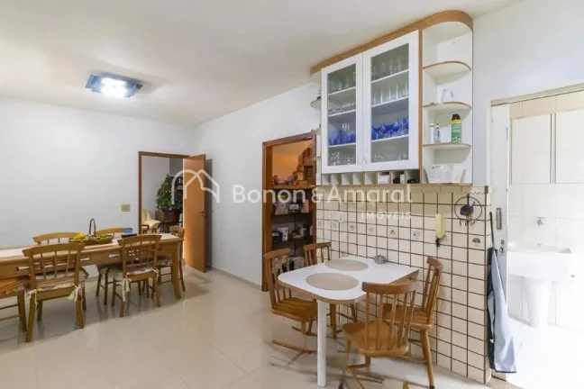 Imagem Casa espaçosa disponível para venda, com 5 quartos, incluindo 2 suítes, e 4 banheiros. O imóvel ...