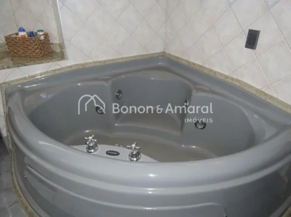 Imagem Linda residência em condomínio fechado de alto padrão, com ambientes amplos e aconchegantes. O im...