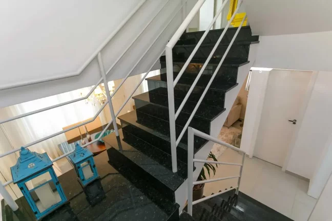 Imagem Sobrado mobiliado com 3 dormitórios sendo 1 suíte e 2 vagas de garagem em Santa Felicidade