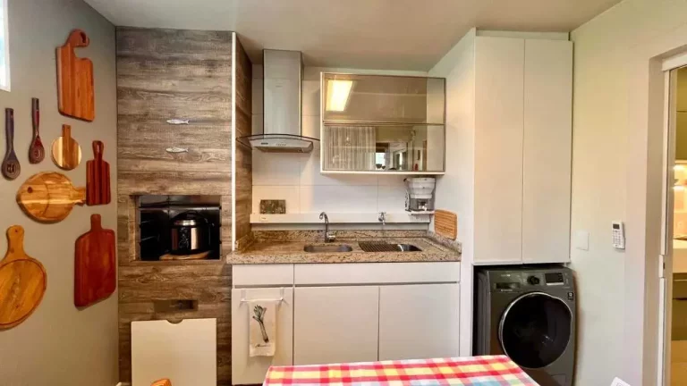Imagem Casa com 3 dormitórios sendo 2 suítes e 1 vaga, a 150m do mar em Bombinhas/SC