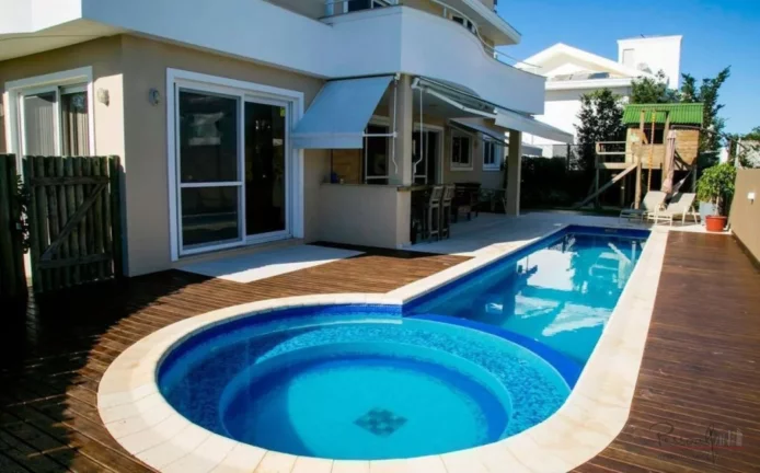 Imagem Localizada em um dos endereços mais nobres de Florianópolis, esta casa em Jurerê Internacional of...