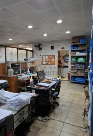 Imagem Salão com 105 m², sendo 60 m² de vão livre, conta com 2 banheiros, copa e 2 vagas de garagem. 

...