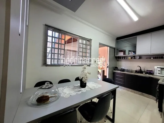 Imagem Excelente casa na Zona Norte de Londrina com 3 dormitórios (1 suíte), edícula, área gourmet, 3 vagas, ar-condicionado, câmeras e portão eletrônico!