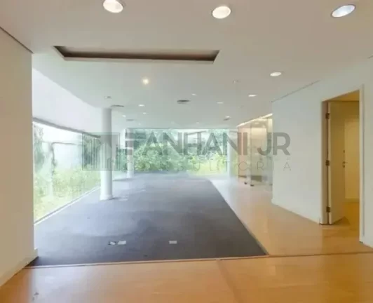 Imagem Casa Comercial para Locação no Jardim Europa, São Paulo-SP: 6 Salas, 4 Banheiros, 10 Vagas de Garagem, 1.003m² de Área.