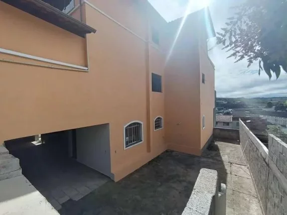 Imagem Casa Familiar com 3 Quartos, Suíte e Área de Convívio Ampliada.