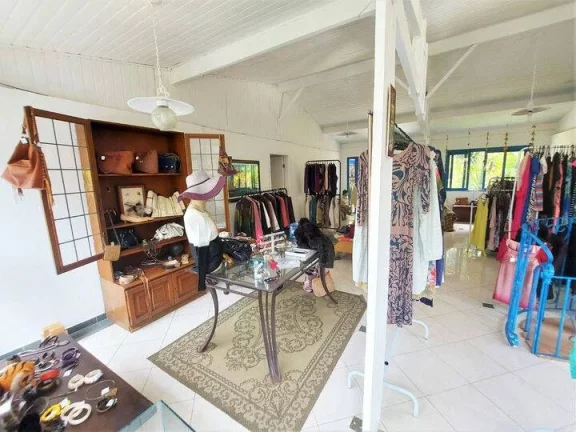 Imagem Casa comercial na Granja Viana. Localizada em via de acesso ao Km 23