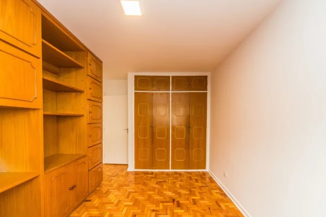 Imagem Apartamento 145M² Reformado, 3Q, 1 Suíte, 2 Banheiros, 1 Vaga, Sol da Manhã, Portaria 24h, Playground.