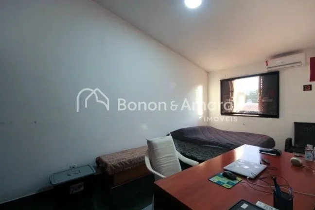 Imagem Imóvel amplo à venda com 4 quartos, sendo 3 suítes, e 5 banheiros no total. Este imóvel está be...