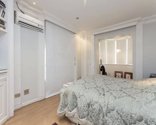 Imagem Lindo apartamento, amplo living para 3 ambientes com piso de tábuas de ipê, terraço, jardim de in...