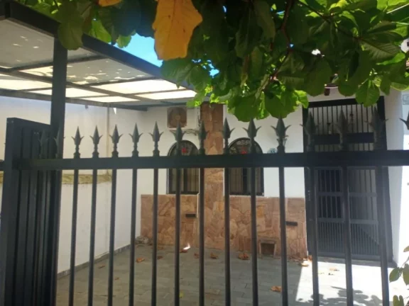 Imagem Casa, 3 dormitorios sendo 2 suites, sala e cozinha em espaço integrado, cozinha com movéis planejados, espaço gourmet com churrasqueira, 70 metros da praia. Orla da Praia com coclivia playground e monitoramento. Agende sua visita! WhatssApp (13) 99154-395