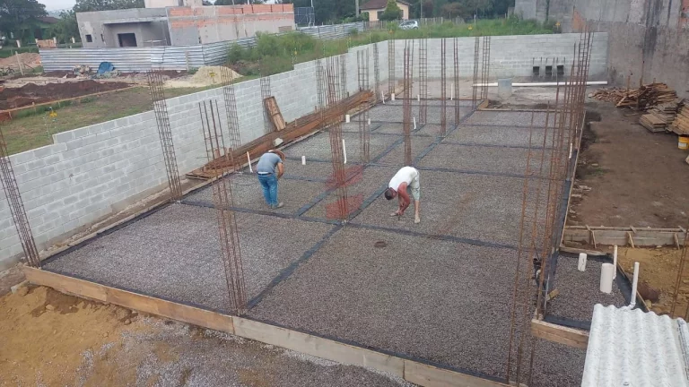 Imagem Casa alto padrãoSerá entregue com 3 suítes.- Móveis planejados na cozinha. 
- ?Sistema de cerca elétrica e alarme com monitoramento.
- ?Aquecimento a gás.
- ?Esquadrias da linha supreme.
- ?Espera de tomada para veículo elétrico.O isolamento dela é de alt