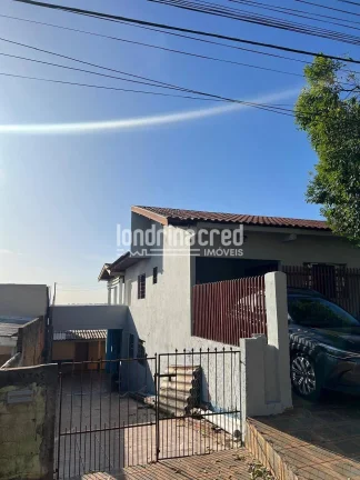 Imagem Casa ampla de 2 pisos, pronta para morar e escriturada! 4 quartos, 3 banheiros, área com vista para Londrina e dependência para reformas. Garagem inclusa!