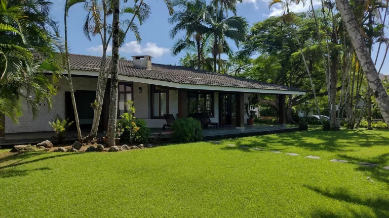 Imagem CASA FRENTE MAR - com 6 dormitórios à suítes - Lagoinha - Ubatuba