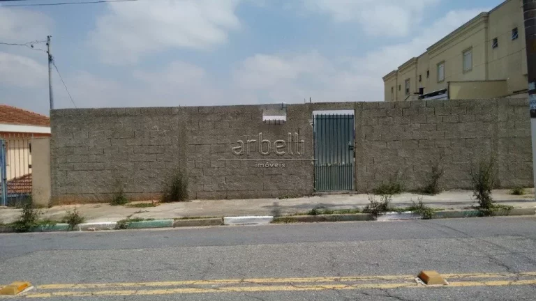 Terreno com 600 Metros quadrados (15X40), em declive não acentuado e com excelente localização. P...