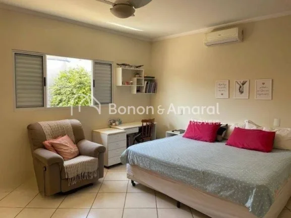 Imagem .Casa conta com sala de estar; sala de jantar com cozinha integrada; despensa; área de serviço; um...