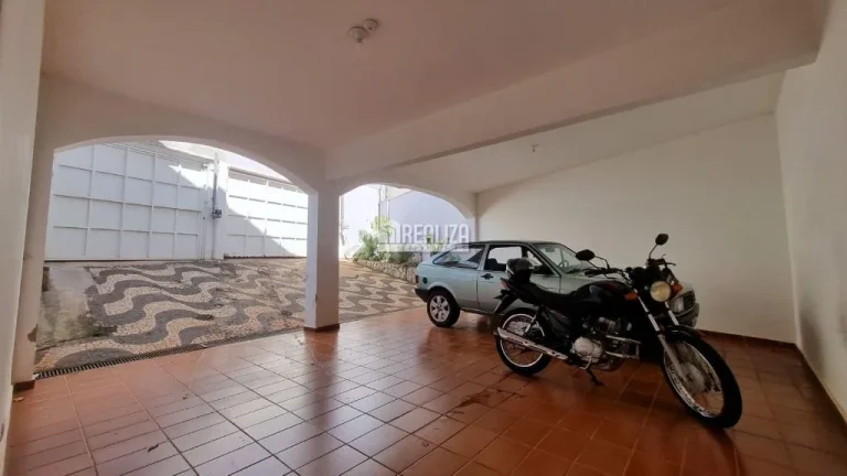Imagem Casa com 6 Dormitórios no Bairro Fabrício - em Uberaba