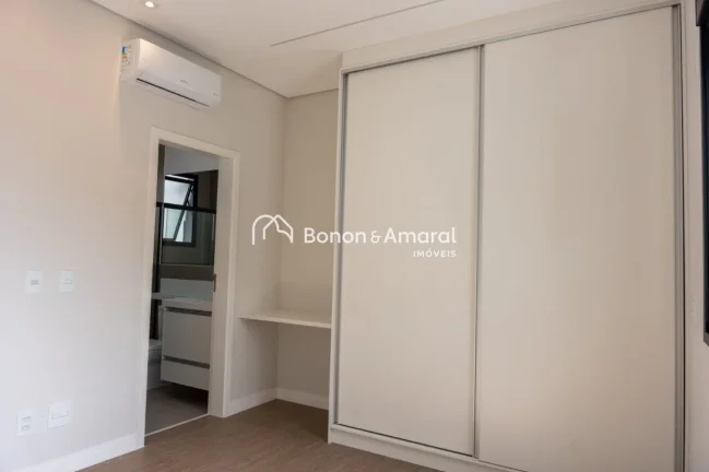 Imagem Sobrado em condomínio com 235m² de área construída.
São 3 dormitórios, sendo 3 suítes amplas ...