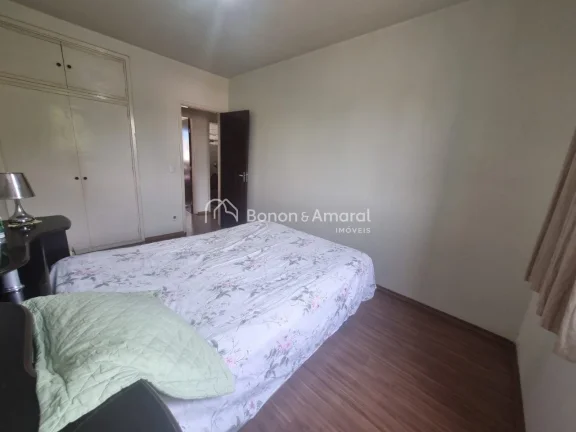 Imagem Com 2 quartos, sala, banheiro social, cozinha e área de serviço. Sem elevador (3º andar), 1 vaga ...