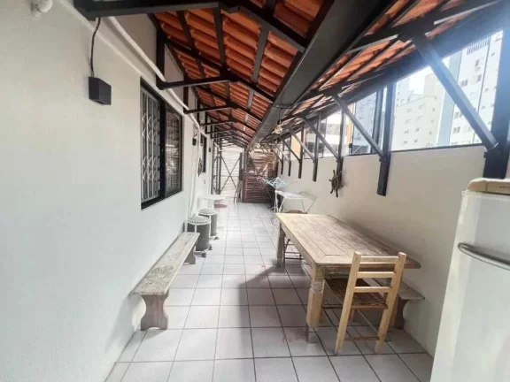 Imagem Apartamento diferenciado com 2 dormitórios sendo 1 suíte e 1 vaga de garagem a 350m da Praia Central