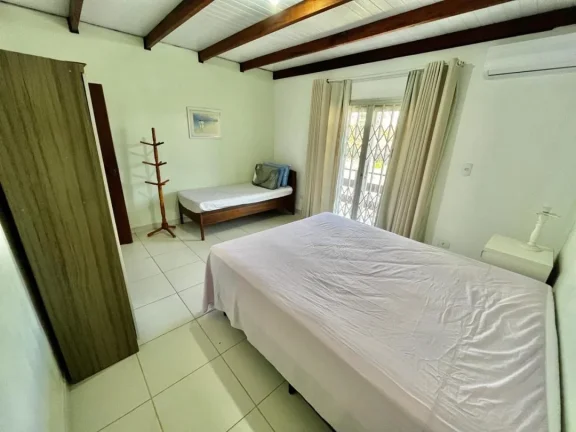 Imagem Casa mobiliada com 3 dormitórios sendo uma suíte para temporada no Centro Penha