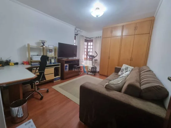 Imagem Casa de Alto Padrão 4 quartos sendo 1 suíte, 3 Banheiros, Salas espaçosas, 4 Vagas, Área Lazer com Churrasqueira, Campo Pq no Jardim Petrópolis, Ribeirão Pires-SP