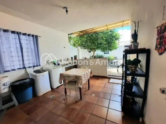 Imagem Casa térrea com edícula e muito espaço! A casa principal possui 3 quartos, sendo 1 suíte, além ...