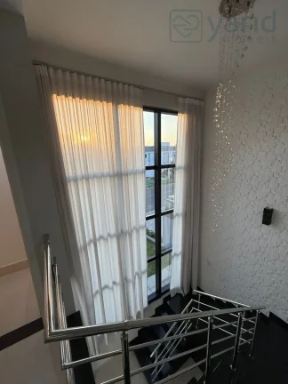 Imagem Casa em Condomínio à Venda em Localização Privilegiada: 3 Quartos, 1 Suíte, 3 Salas, 3 Banheiros, 4 Vagas de Garagem - 205,00 m².