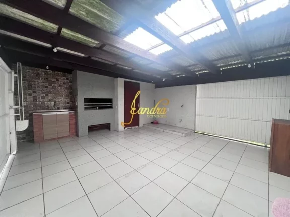 Imagem Casa de esquina, com dois dormitórios semi mobiliada