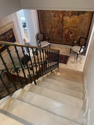 Imagem Venha conhecer esta magnífica casa disponível para aluguel, localizada no desejado bairro Jardim América, em São Paulo. Com uma área total de 1215m² e