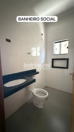 Imagem Casa geminada na Zona Norte de Londrina com 2 dormitórios, sendo 1 suíte, banheiro social, sala e cozinha integradas, 1 vaga de garagem e 125 m² de terreno