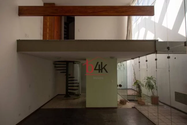 Imagem Casa para locação e/ou venda em Moema. 200m², 4 quartos, 4 banheiros e 3 pavimentos. na rua Maturi, 55.