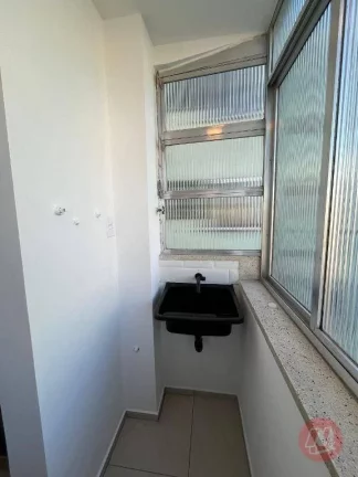Imagem No Centro Histórico, 2 dormitórios, reformado e elevador.