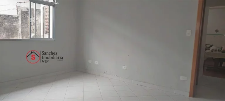 Imagem À venda, casa bem localizada com 1 dormitório, 2 vagas, ampla cozinha, sala e lavanderia, próximo a com?(C)rcios e transportes público