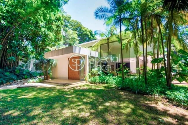 Imagem CASA ESPETACULAR, projetada por Mônica Drucker. Residência localizada em um verdadeiro refúgio no...