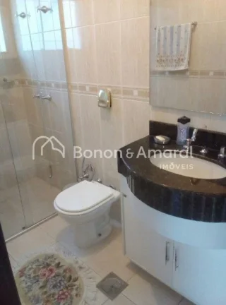 Imagem **Exclusiva Casa com 6 Quartos e Área de Lazer Completa em Condomínio de Alto Padrão**