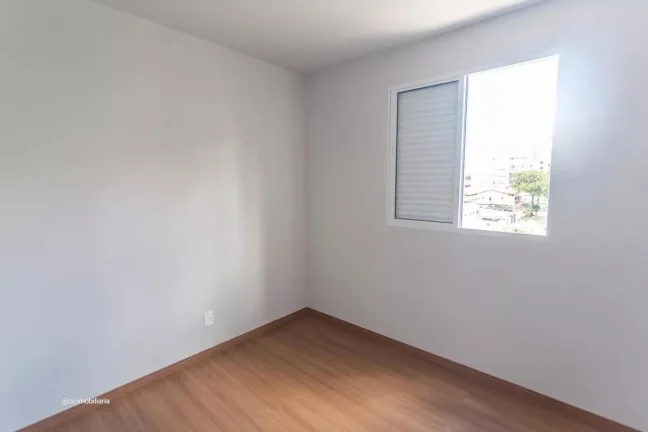Imagem Imóvel aconchegante à venda com 3 quartos, sendo 1 suíte, e 2 banheiros no total. O condomínio f...