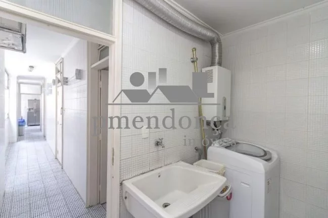 Imagem Apartamento um por andar, 265m² útil, living para 03 ambientes, piso de tábuas largas corridas de...