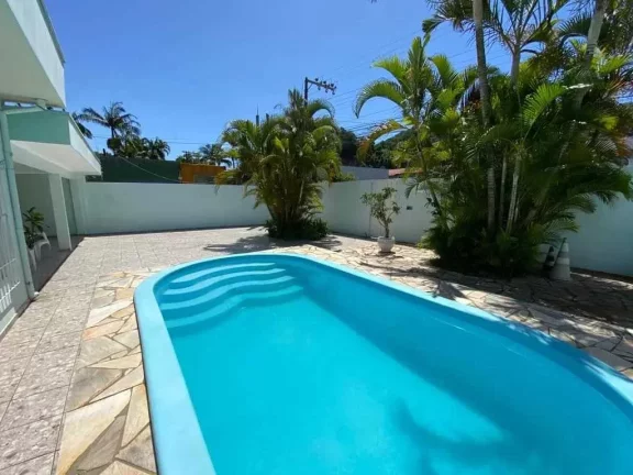 Imagem Casa com 4 dormitórios sendo 1 suíte e 5 vagas de garagem com piscina privativa - Balneário Camboriú