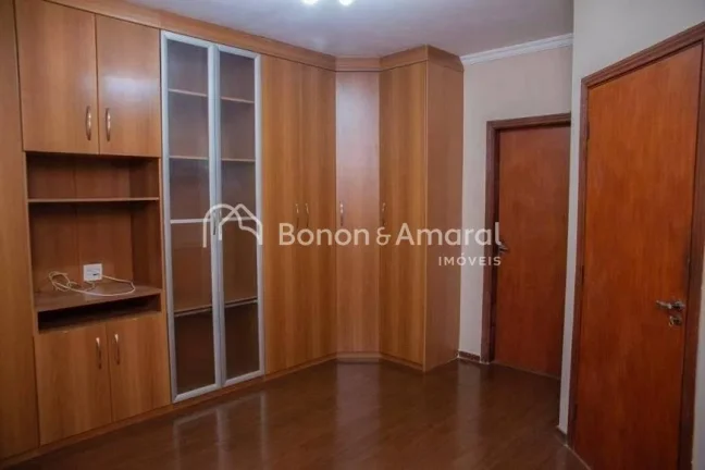 Imagem Belíssima e espaçosa casa térrea, com 287 m² de área construída. A residência possui 3 quarto...