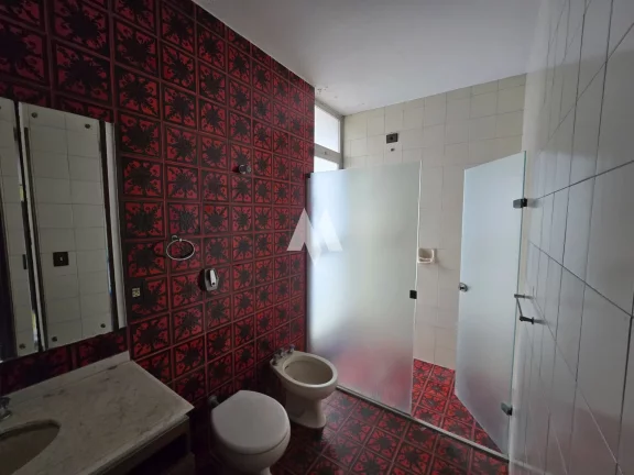 Imagem sobrado 4 dormitórios, 2 vagas, piscina, para locação
