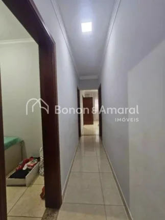 Imagem Linda casa totalmente reformada, localizada na parte alta do bairro, em região tranquila e de excel...