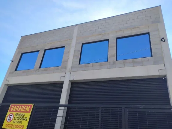 Imagem Barracão Comercial para Locação no Jardim Guarujá - Sorocaba-SP: 1 Sala, 2 Banheiros, 3 Vagas de Garagem - 270m²