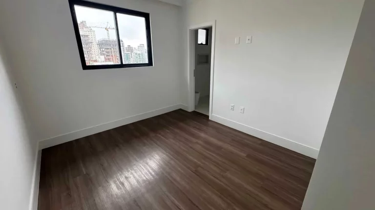 Imagem Apartamento com 3 suítes e 2 vagas de garagem em Meia Praia, Itapema/SC